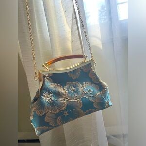 🤍NEW Elegant baby blue and gold kiss lock clutch purse